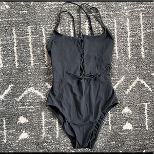 Sz S black one-piece, VS